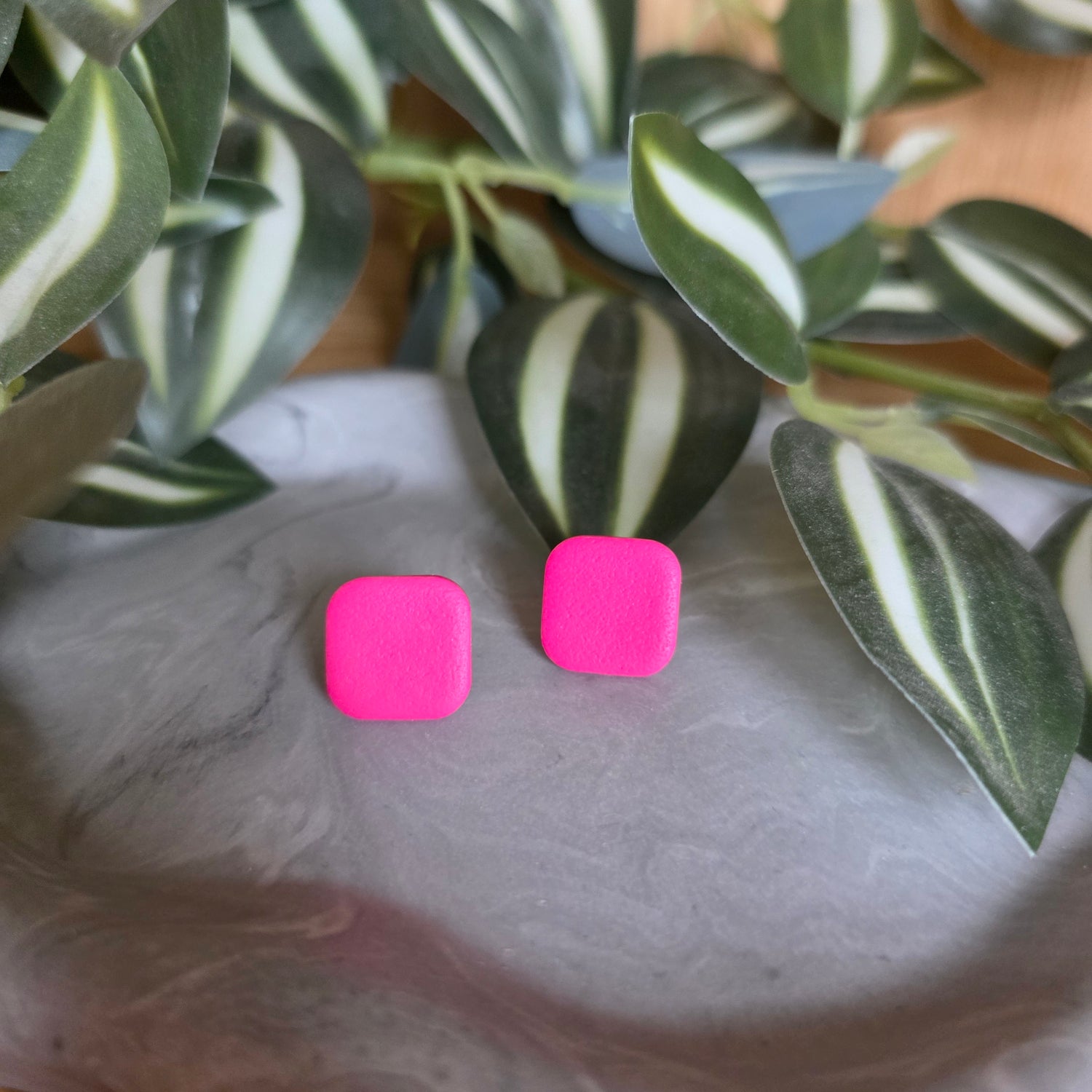Vierkante magenta studs ~ model Stine