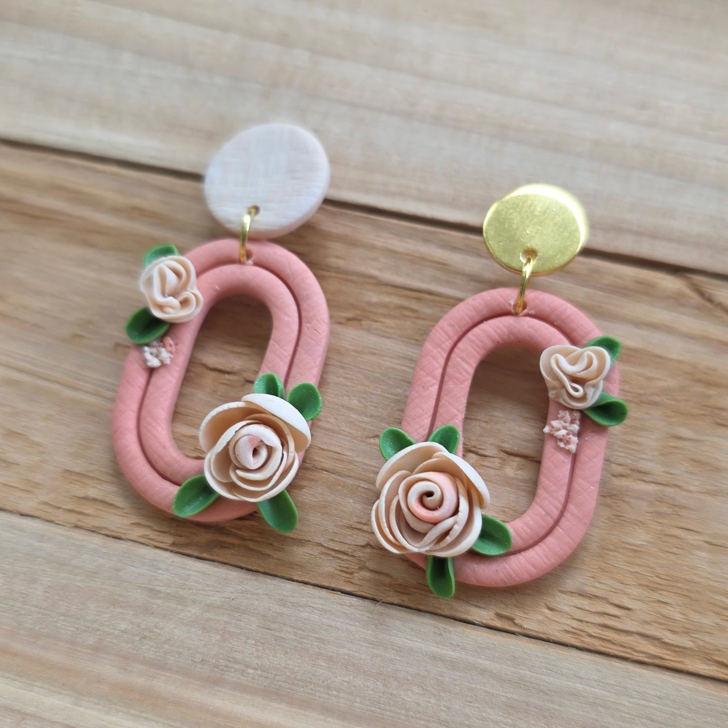 Floral oorbellen zalmroze ~ model Munk