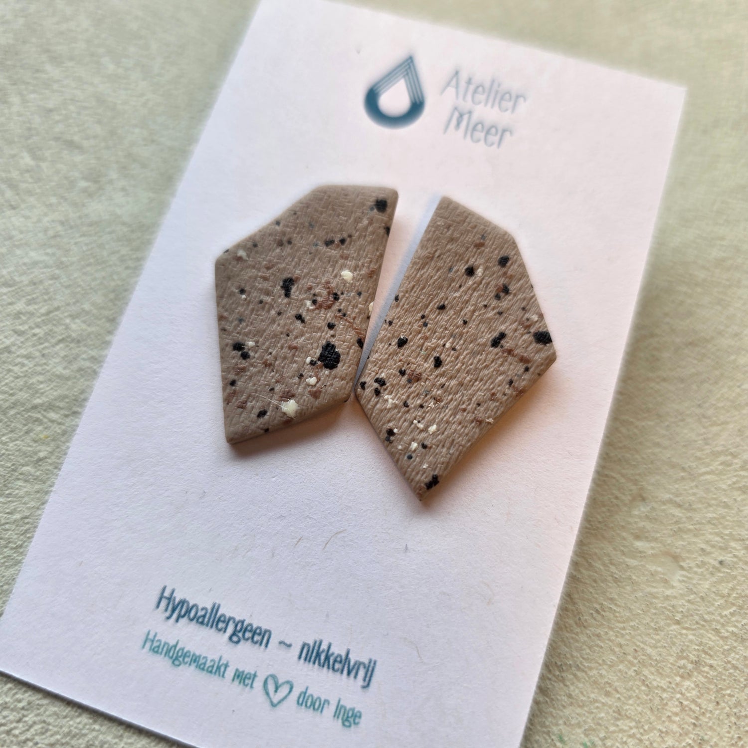 Sten studs ~ geometrische oorstekers in zandkleur