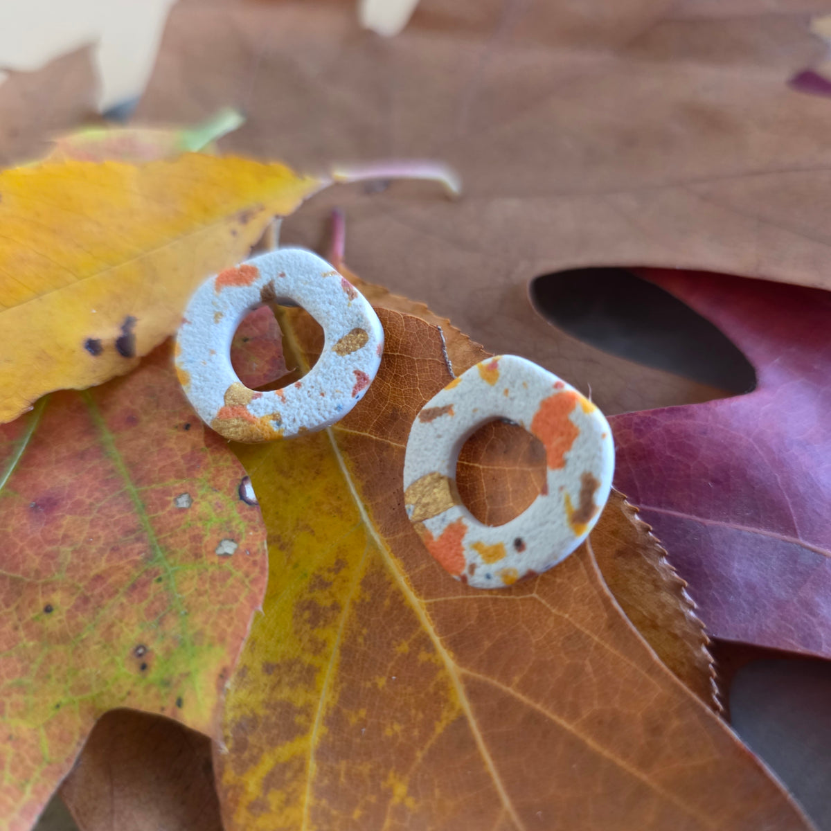 Organische oorstekers herfst terrazzo - model Ella