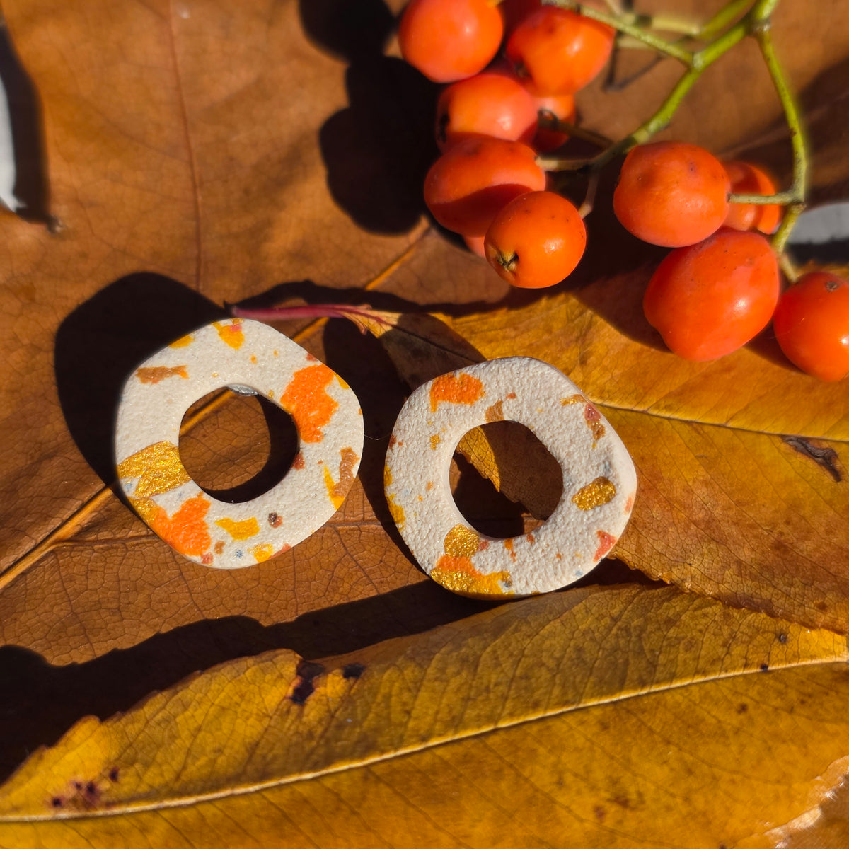 Organische oorstekers herfst terrazzo - model Ella