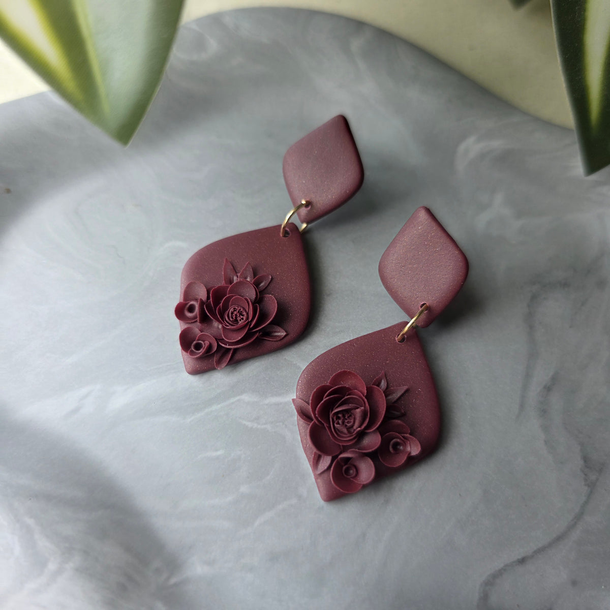 Floral oorbellen in chocoladebruin ~ model Pollie