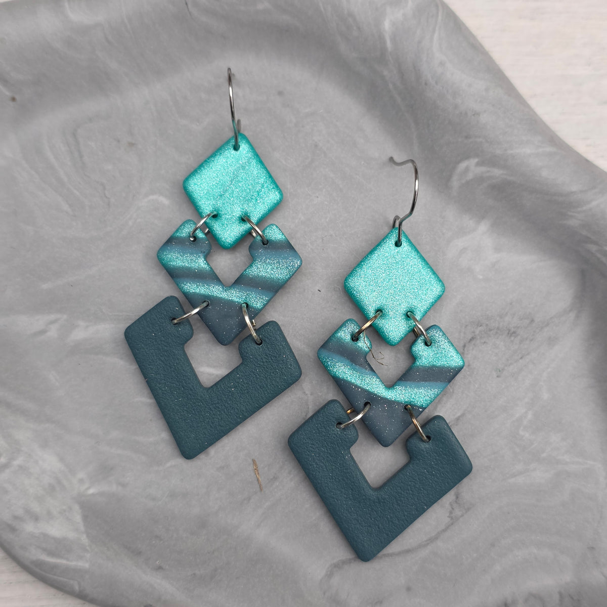 Geometrische statement oorbellen turkoois-petrol ~ model Torget Tripl XL