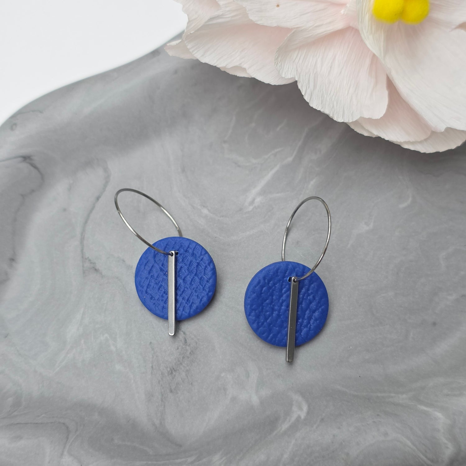Blauwe oorhangers met zilver stainless steel staafje | model Rina