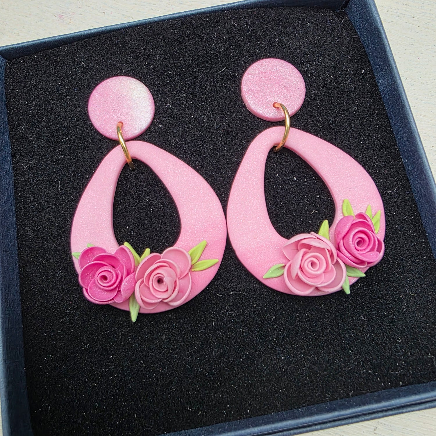 Roze rozen floral oorbellen ~ model Gunda