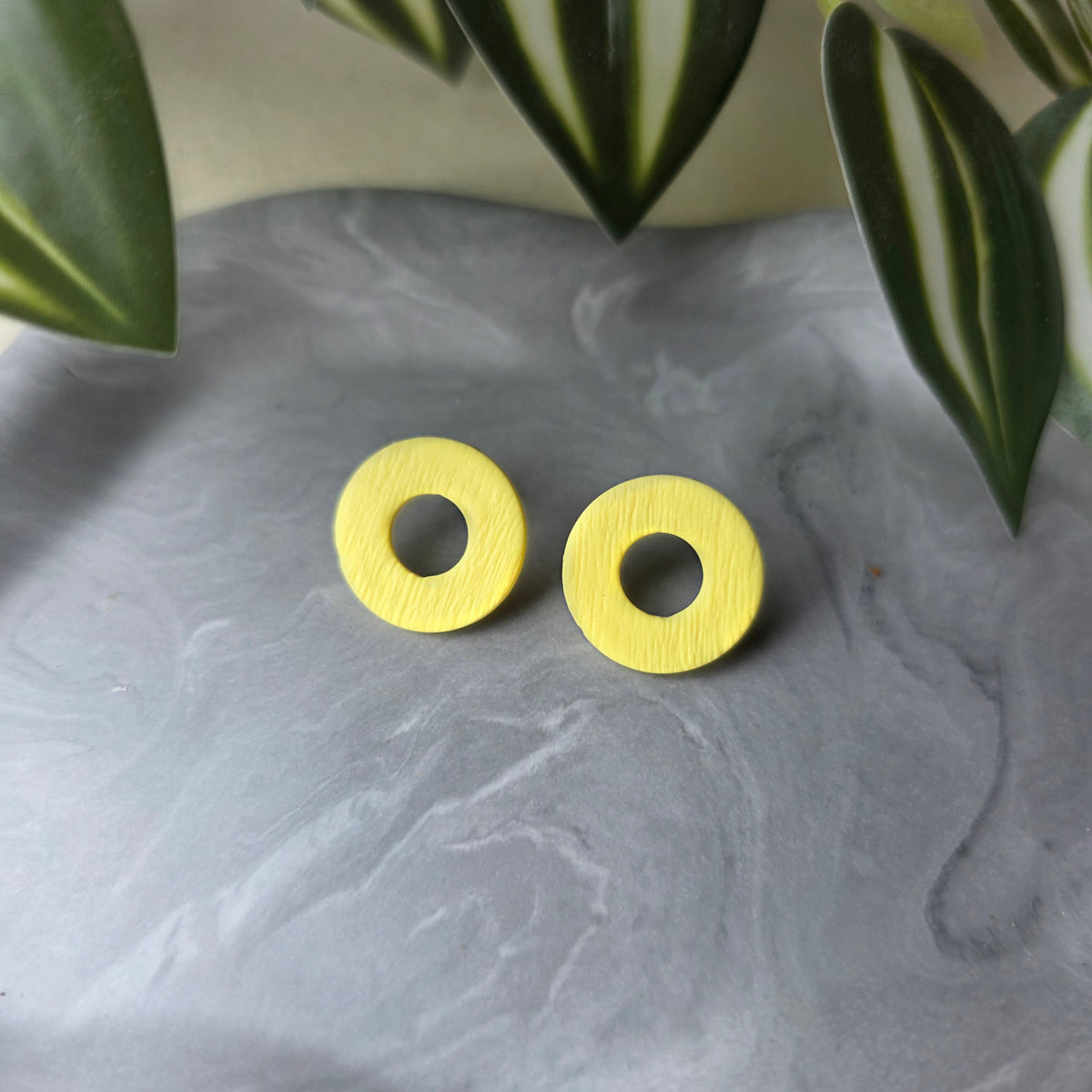 Holle rond oorstekers in pastelgeel ~ model Rina studs medium