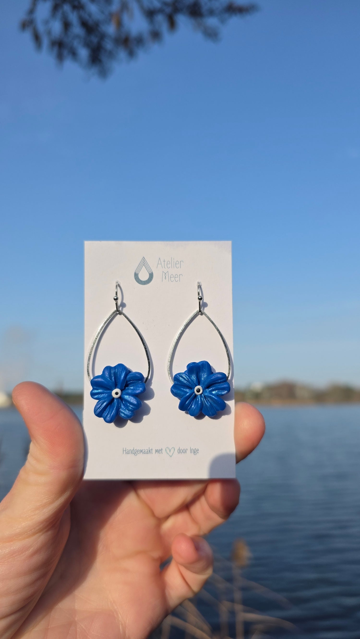 Metalen druppels met bloem oorhangers - Blauw (goud of zilver)