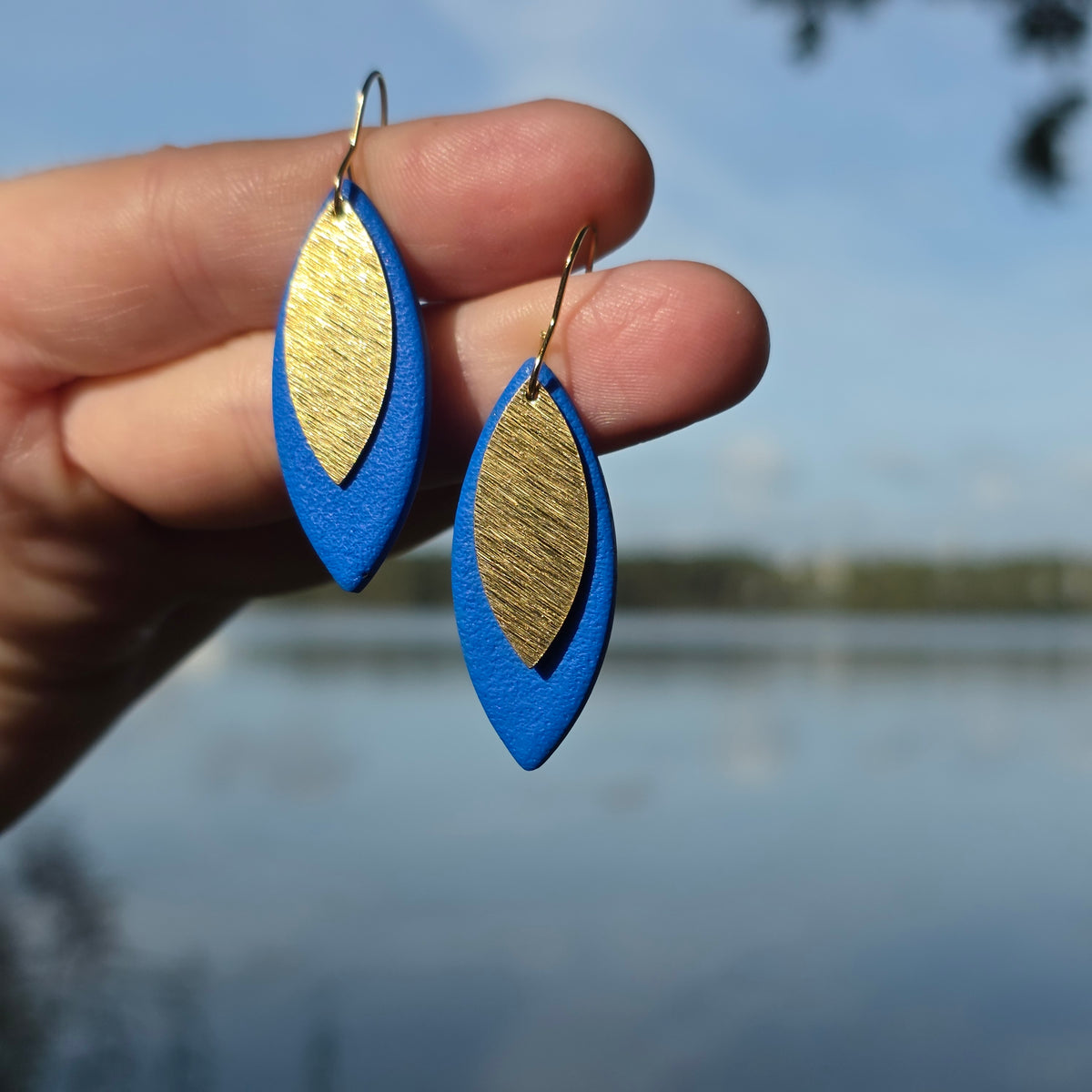 Amandelvormige oorbellen in blauw met goud of zilver ~ model Svea XL