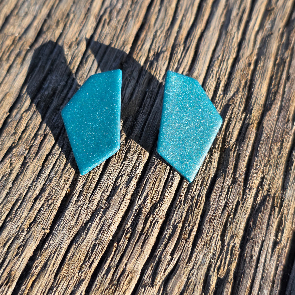 Sten studs ~ geometrische oorstekers in donkergroen