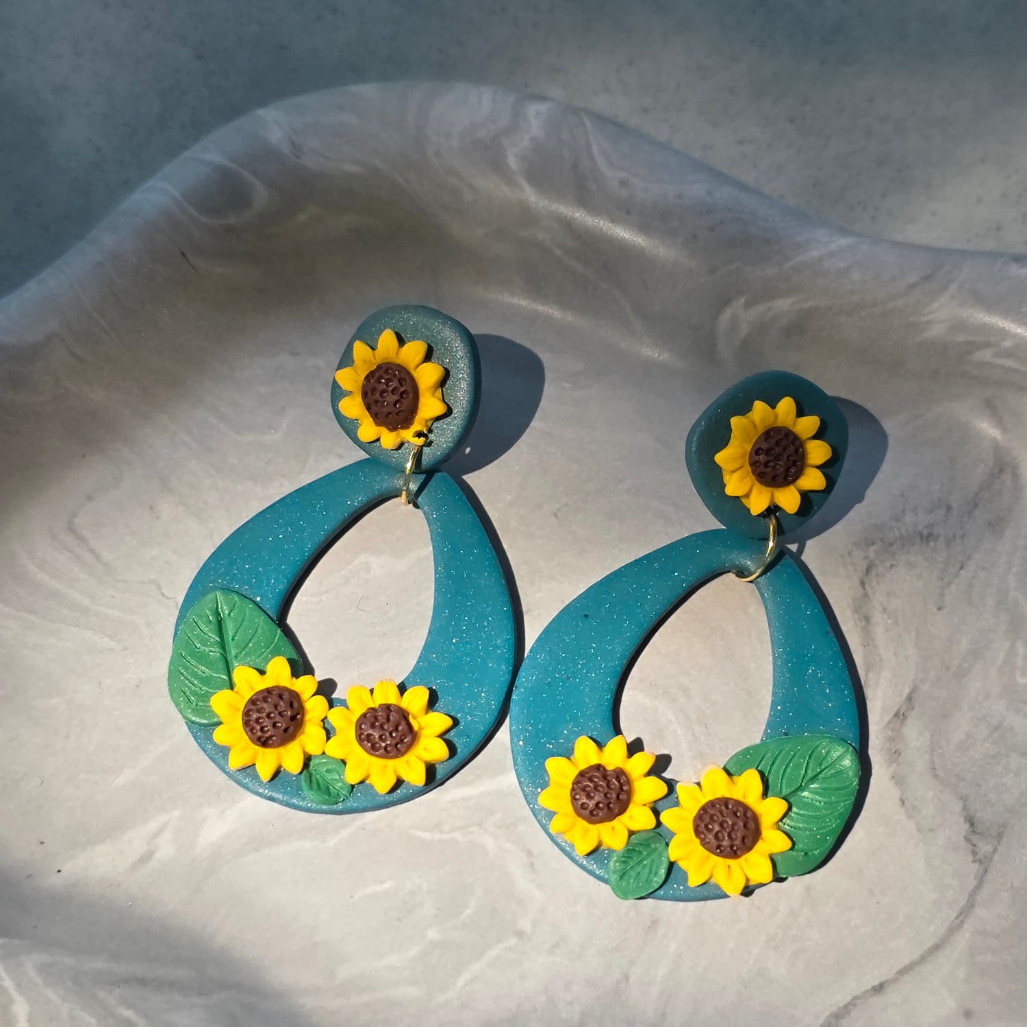 Zonnebloem statement oorbellen ~ model Gunda