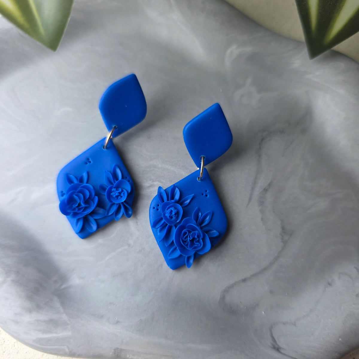 Floral oorbellen in blauw ~ model Pollie