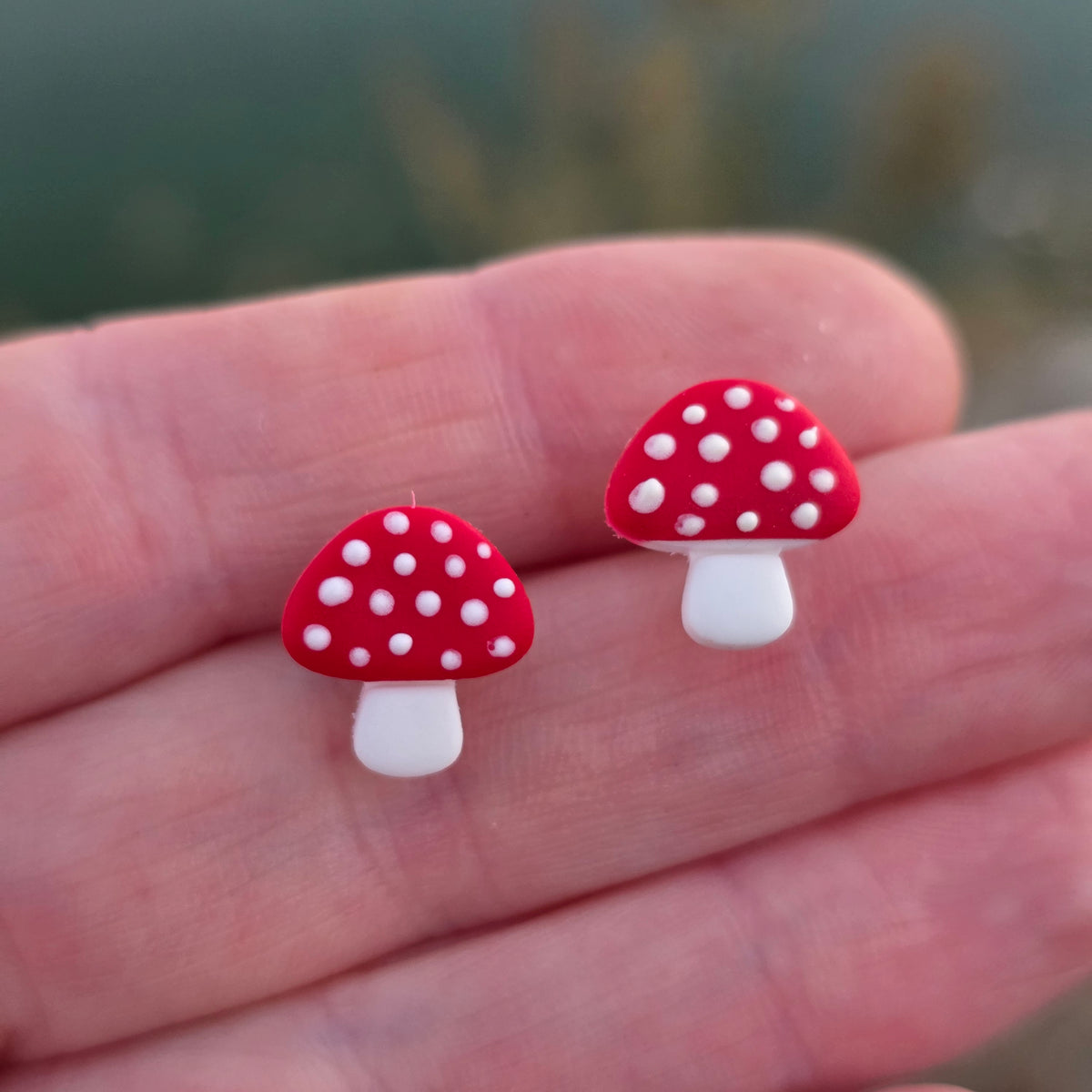 Oorstekers paddenstoel ~ vliegenzwam studs