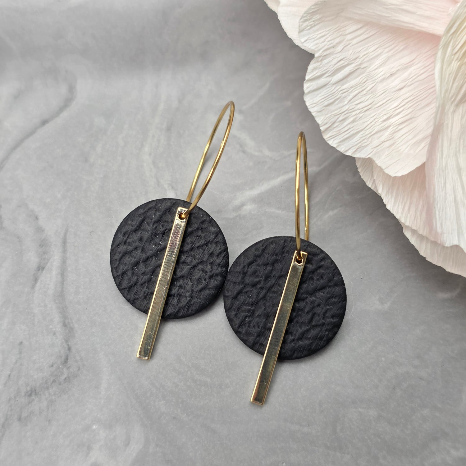 Zwarte oorhangers met gouden stainless steel staafje | model Rina