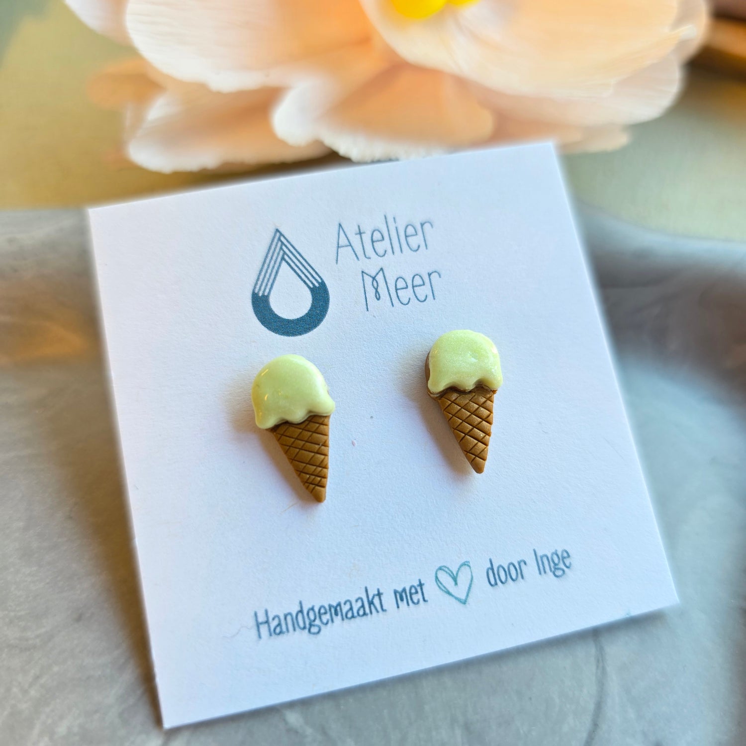 Mini ijsjes op een hoorntje ~ oorstekers in diverse kleuren