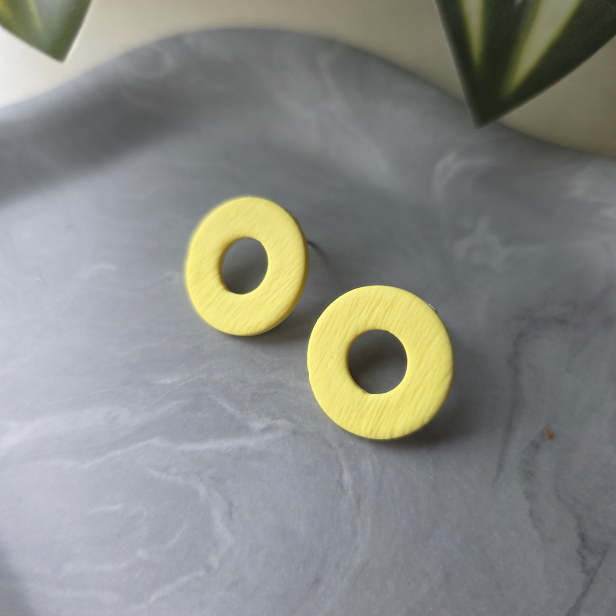 Holle rond oorstekers in pastelgeel ~ model Rina studs medium