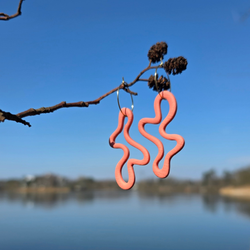 Skrible oorbellen zalmroze ~ speels oorhangers aan ringetjes