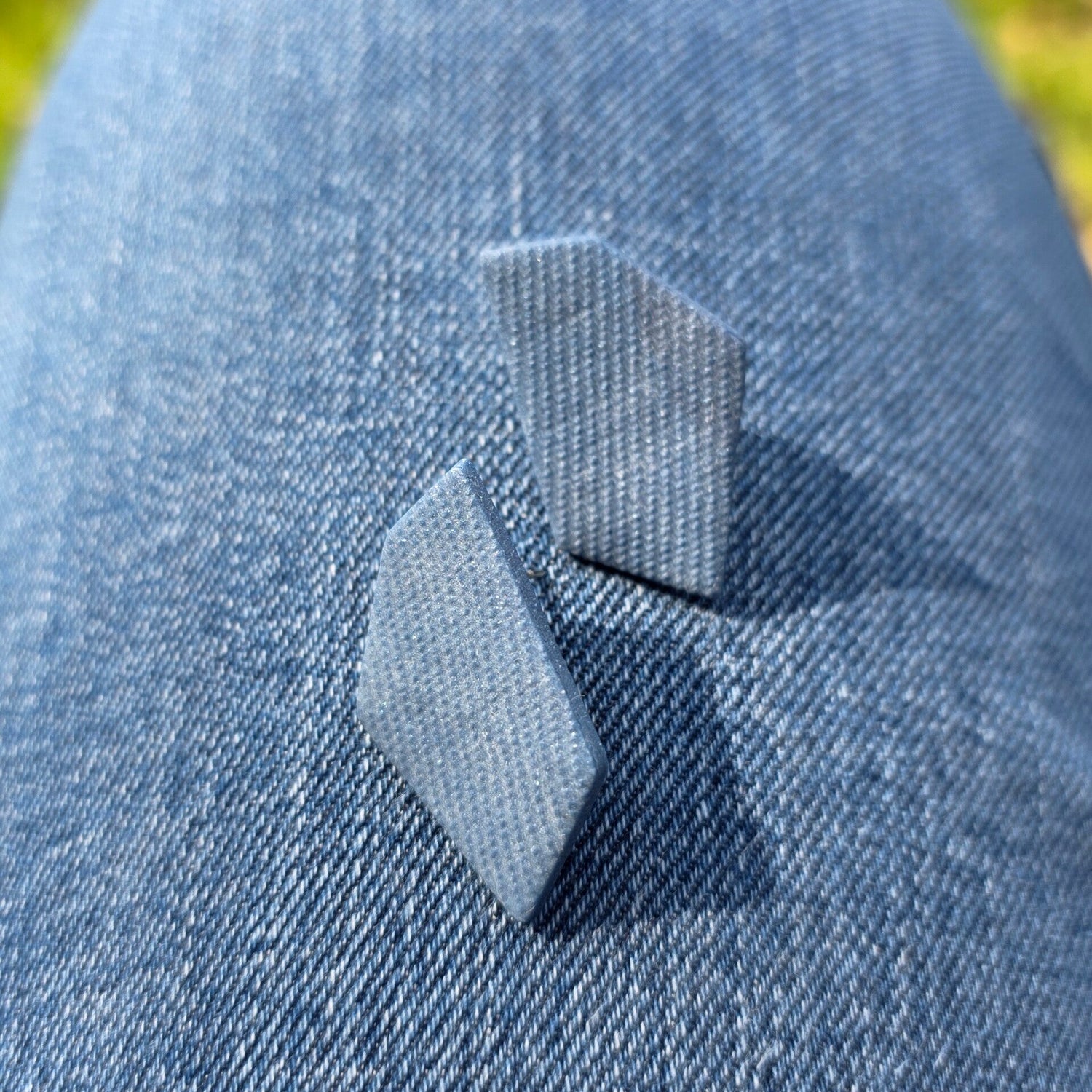 Sten studs ~ geometrische oorstekers in jeanskleur