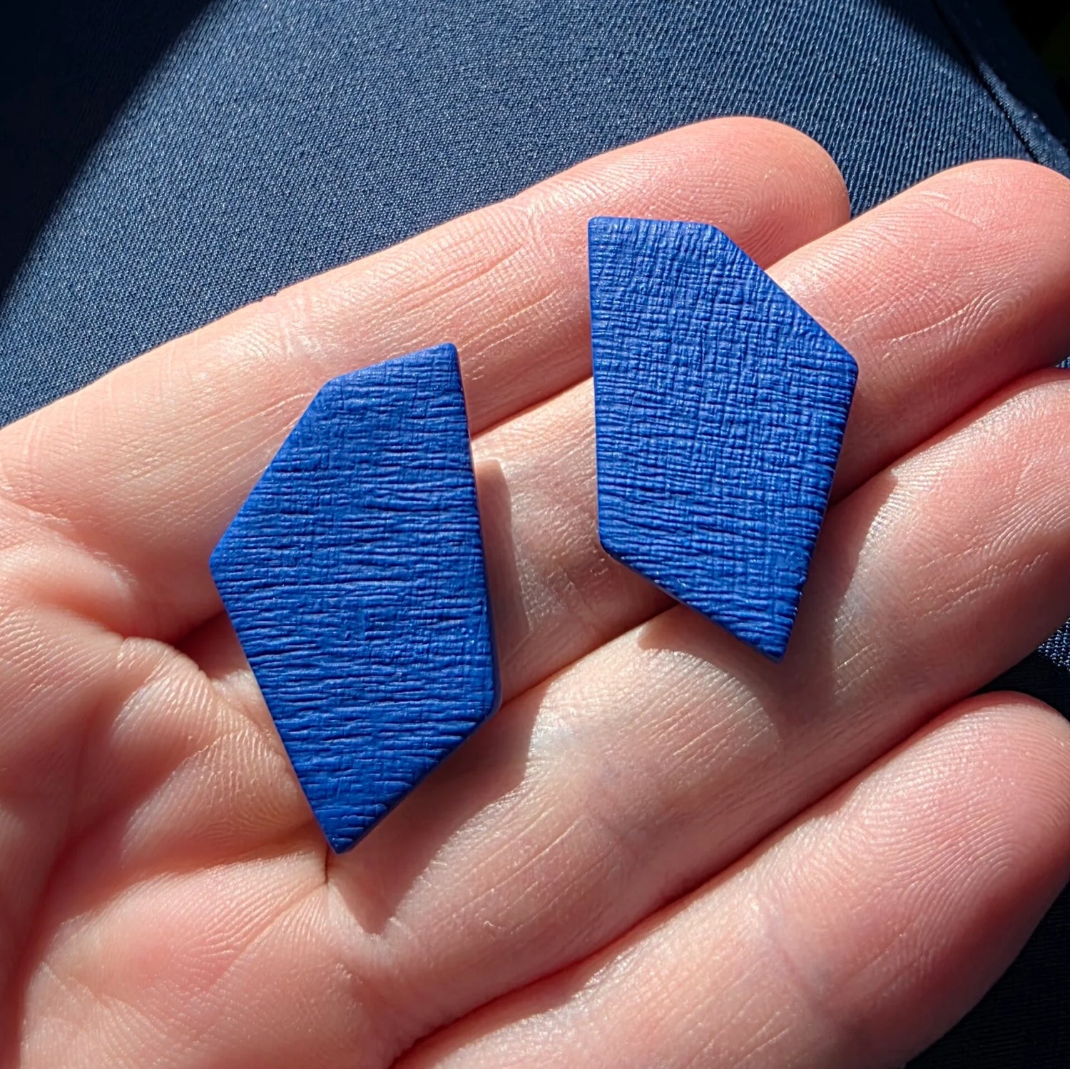 Sten studs ~ geometrische oorstekers in kobaltblauw