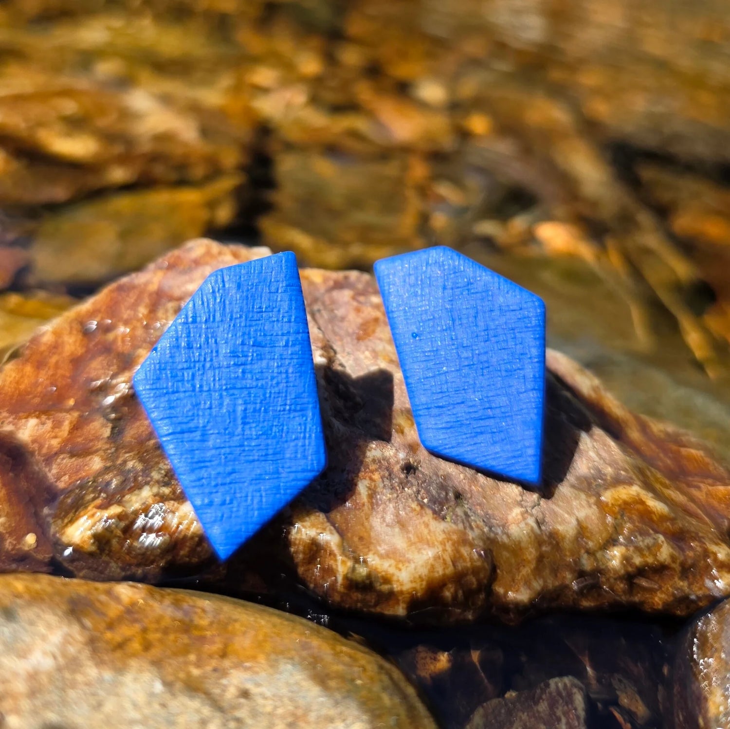 Sten studs ~ geometrische oorstekers in kobaltblauw