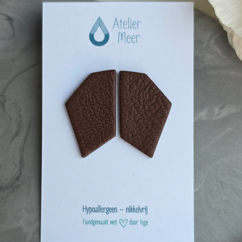 Sten studs chocoladebruin