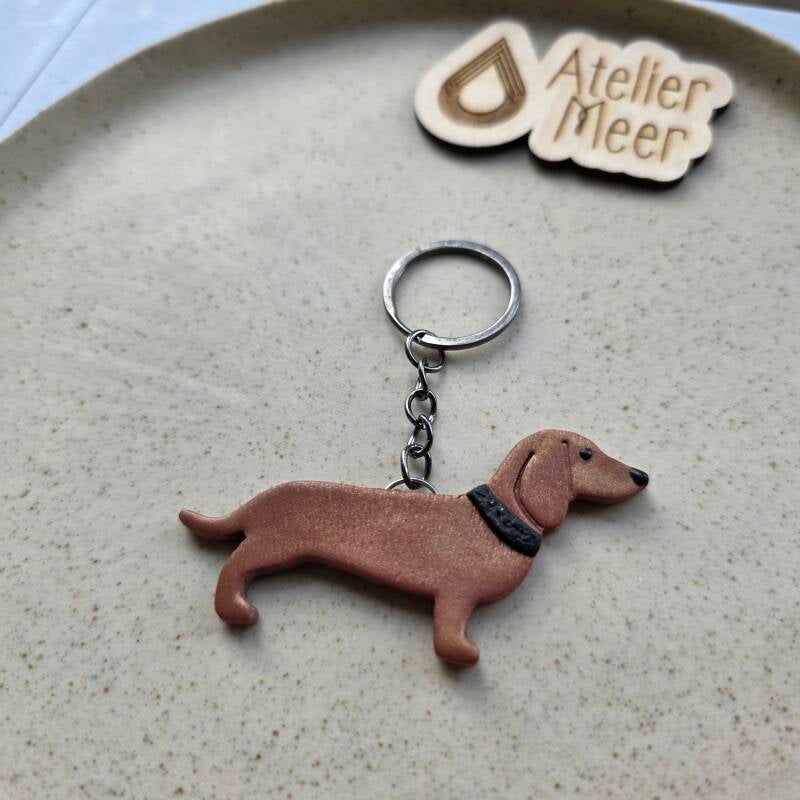Bruine teckel sleutelhanger effen met halsband